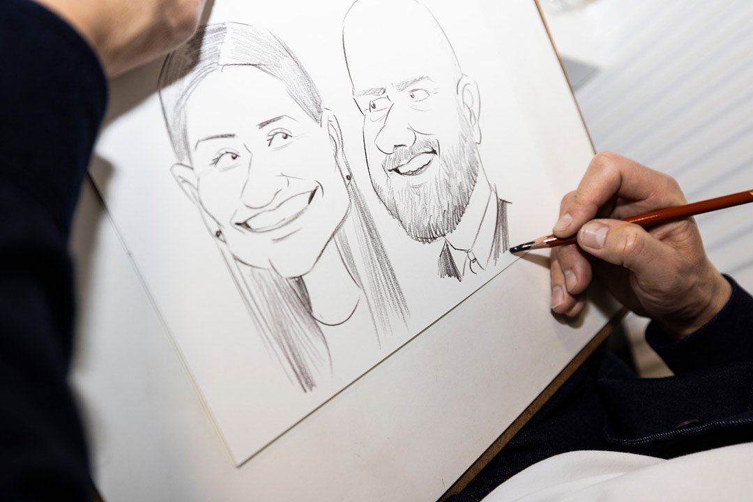 Karikatūra ar smaidīgu pāri, kurš uzzīmēts uz papīra lapas