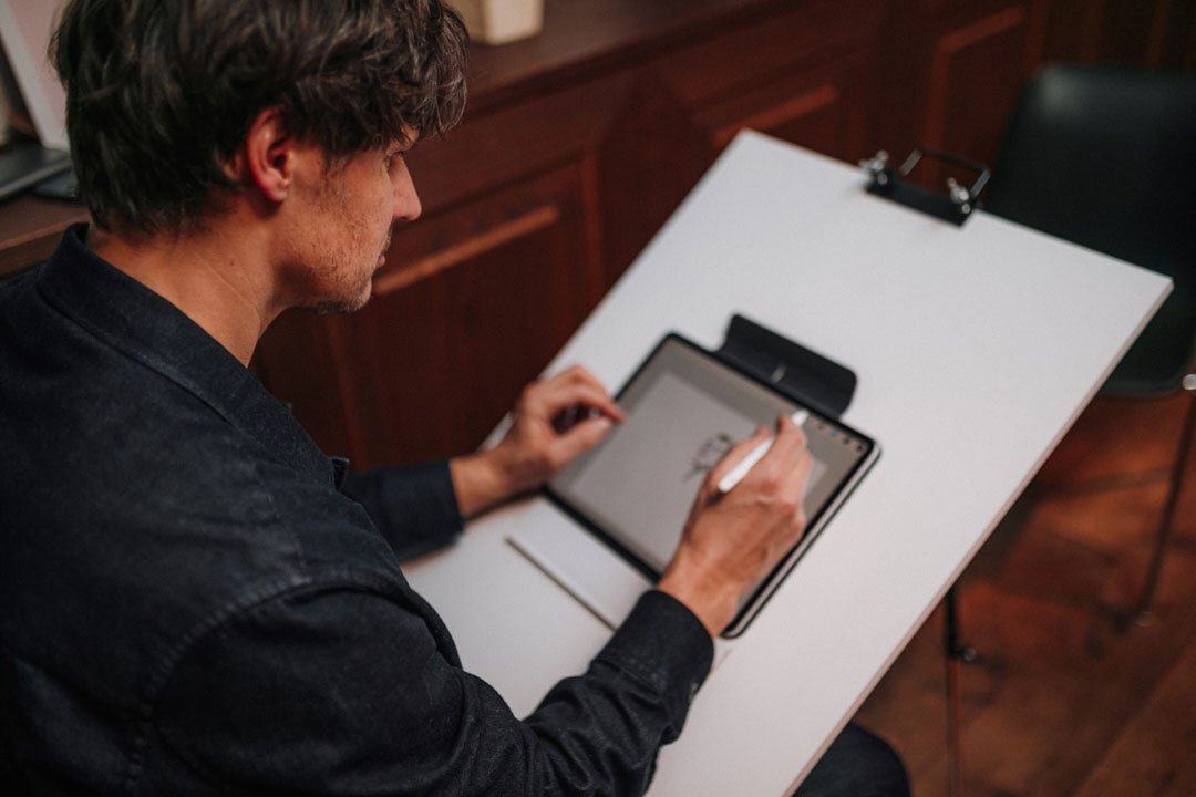 Gatis Šļūka zīmē digitālās karikatūras pasākumā uz iPad Pro