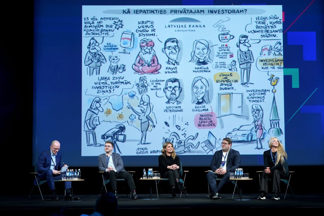 Notiek diskusija uz skatuves Latvijas bankas tirgus forumā un tās fonā uz liela ekrāna redzama Gata Šļūkas karikatūra, kurā attēlots diskusijā runātais