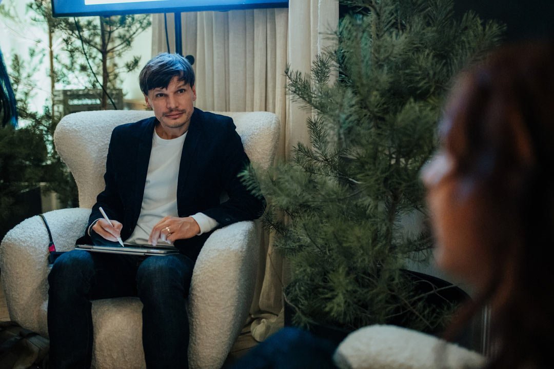 Karikatūrists zīmē digitālas karikatūras uz planšetes kāda uzņēmuma Ziemassvētku ballē