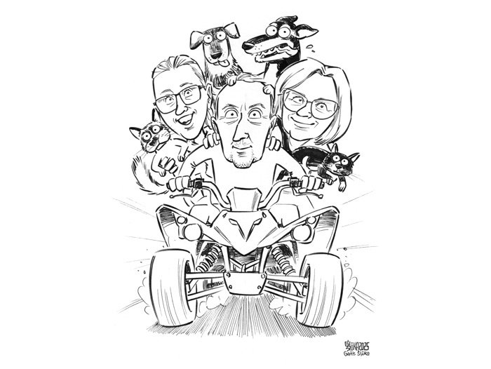 Individuālā karikatūra uzzīmēta ar melnu līniju, ģimene brauc uz kvdaricikla kopā ar suņiem un kaķiem