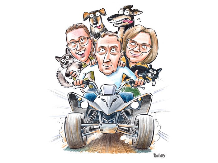 Ar zīmuļiem zīmēta krāsaina karikatūra, ģimene ātri brauc ar kvadriciklu turot rokās suņus un kaķus
